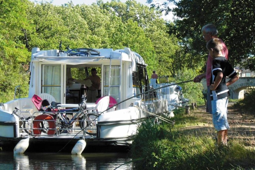 Sedan 1000 - Boatscribe.com