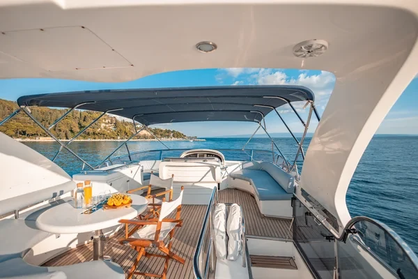 Yaretti 2210 - Boatscribe.com