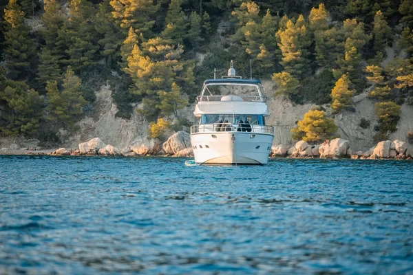 Yaretti 2210 - Boatscribe.com