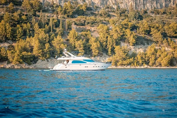 Yaretti 2210 - Boatscribe.com
