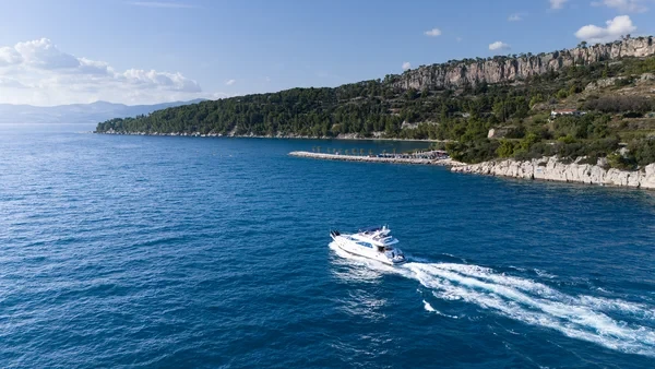 Yaretti 2210 - Boatscribe.com