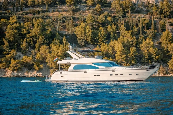 Yaretti 2210 - Boatscribe.com