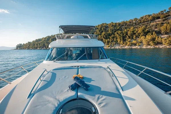 Yaretti 2210 - Boatscribe.com