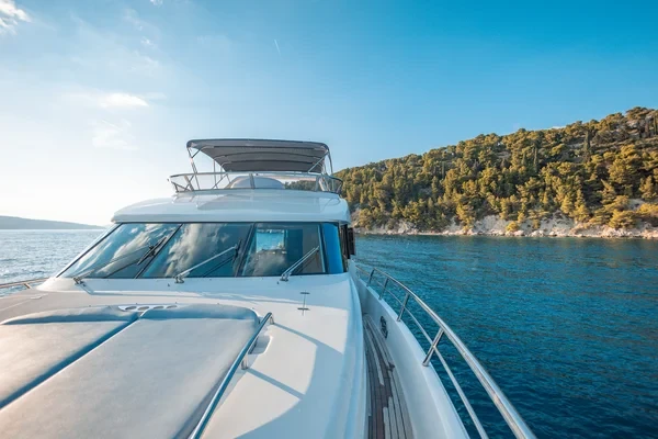 Yaretti 2210 - Boatscribe.com