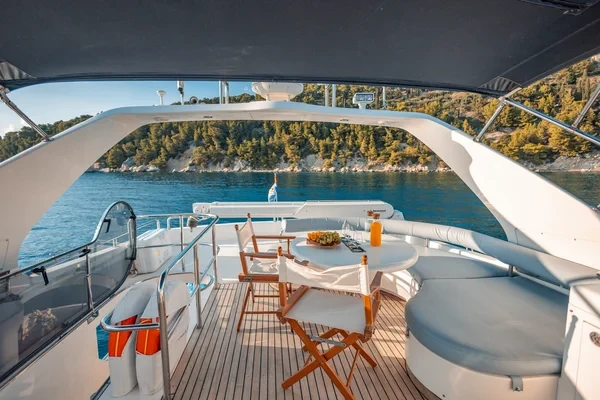Yaretti 2210 - Boatscribe.com