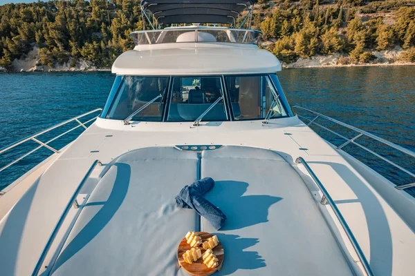 Yaretti 2210 - Boatscribe.com