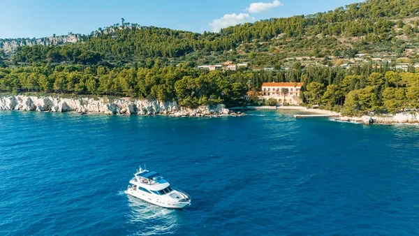 Yaretti 2210 - Boatscribe.com