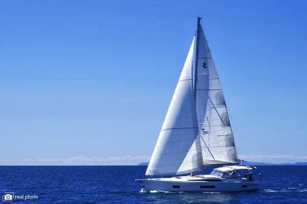 Oceanis 51.1 - Boatscribe.com