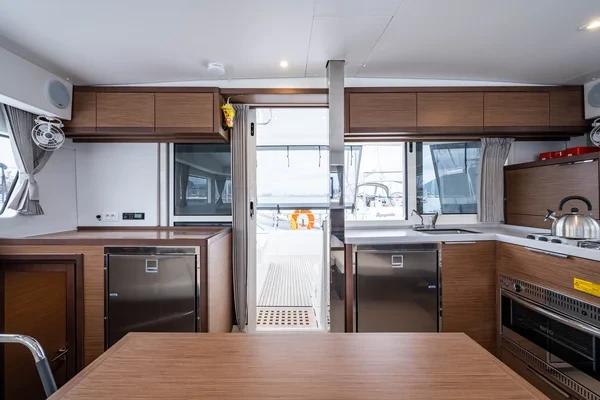 Lagoon 40 - Boatscribe.com