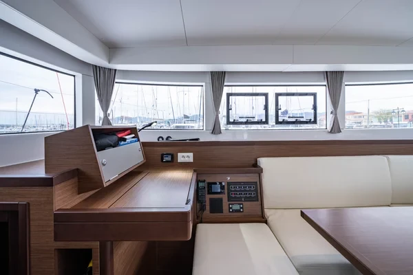 Lagoon 40 - Boatscribe.com