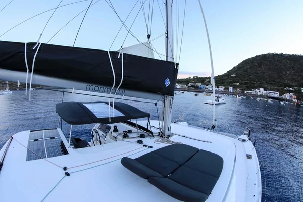 Lagoon 42 - Boatscribe.com