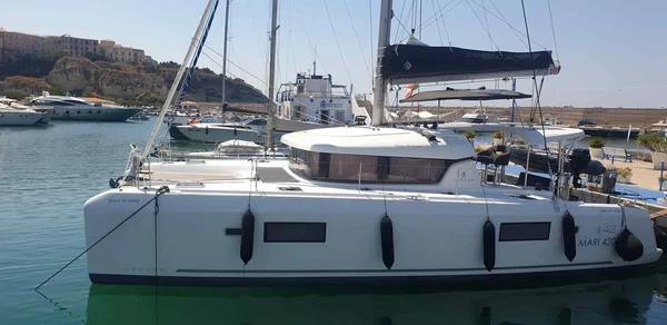 Lagoon 42 - Boatscribe.com