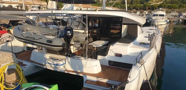 Lagoon 42 - Boatscribe.com