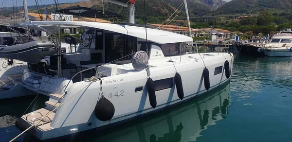 Lagoon 42 - Boatscribe.com