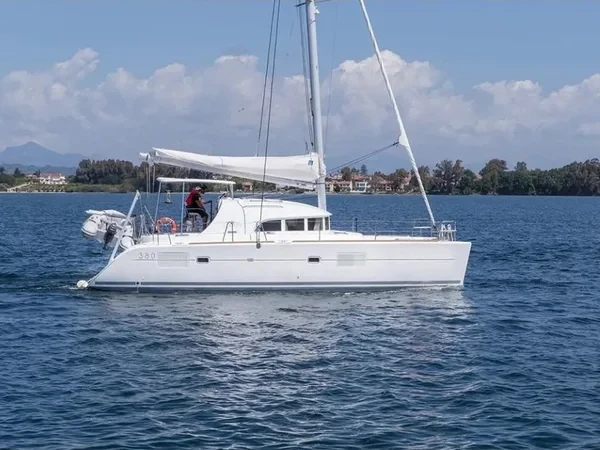 Lagoon 380 - Boatscribe.com