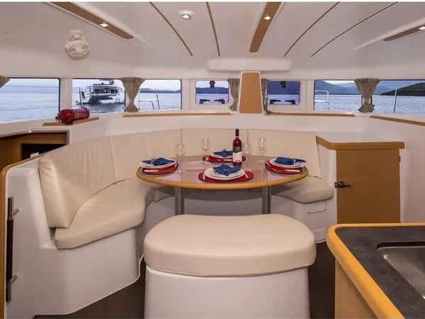 Lagoon 380 - Boatscribe.com