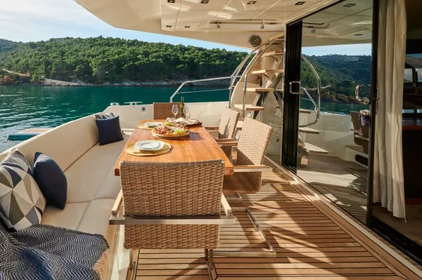 Prestige 550 Fly - Boatscribe.com