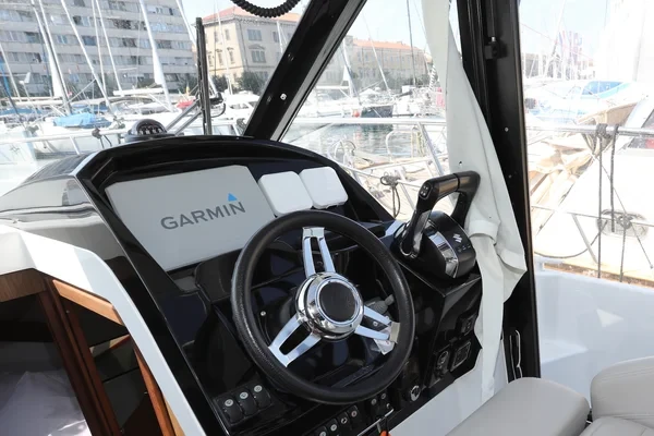 Merry Fisher 895 - Boatscribe.com