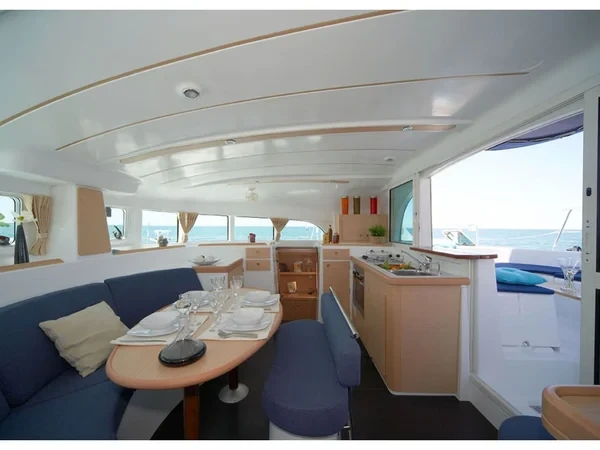 Lagoon 380 S2 - Boatscribe.com