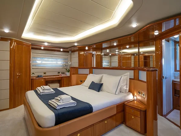 Ferretti 880 - Boatscribe.com