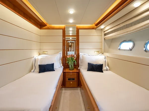 Ferretti 880 - Boatscribe.com