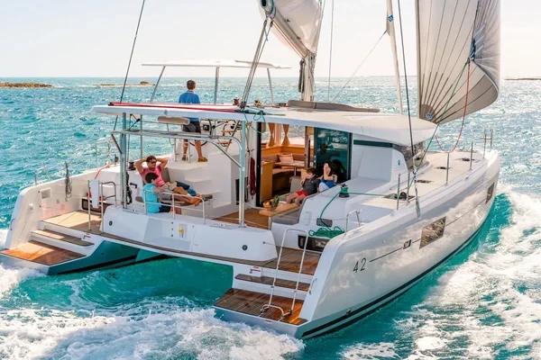 Lagoon 42 - Boatscribe.com
