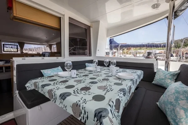 Lagoon 400 S2 - Boatscribe.com