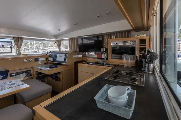 Lagoon 400 S2 - Boatscribe.com