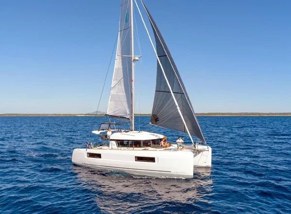 Lagoon 40 - Boatscribe.com