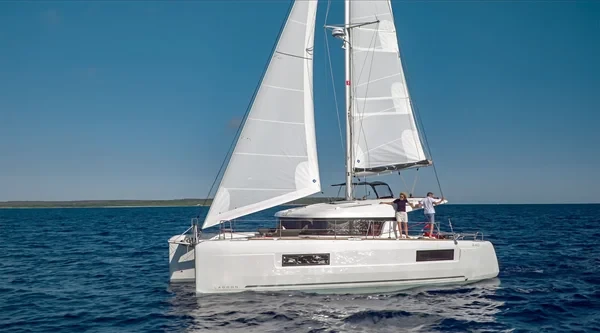 Lagoon 40 - Boatscribe.com