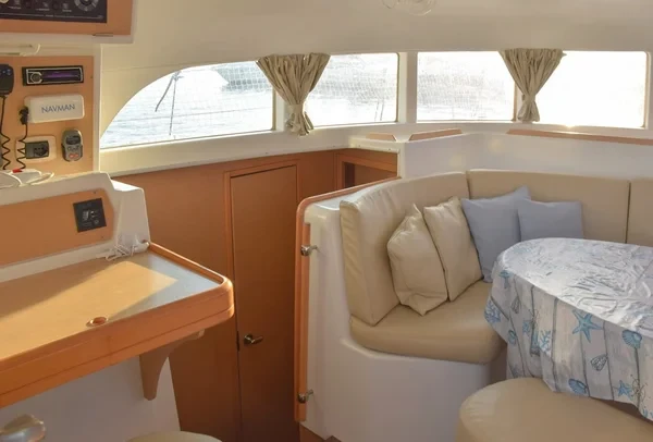 Lagoon 380 - Boatscribe.com
