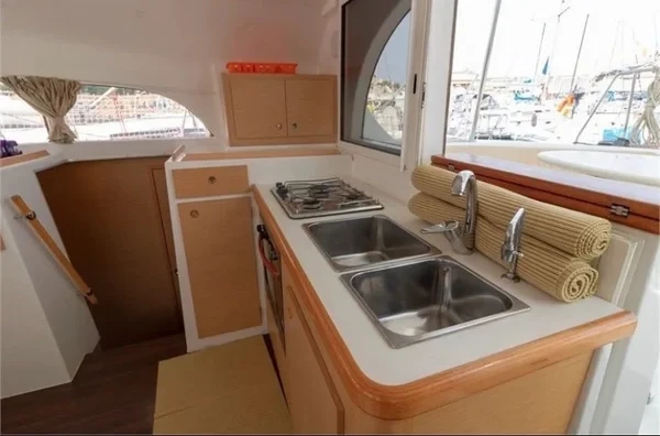 Lagoon 380 - Boatscribe.com