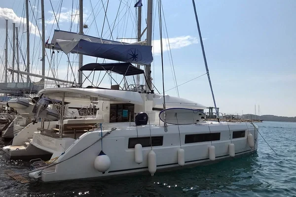 Lagoon 450 F - Boatscribe.com