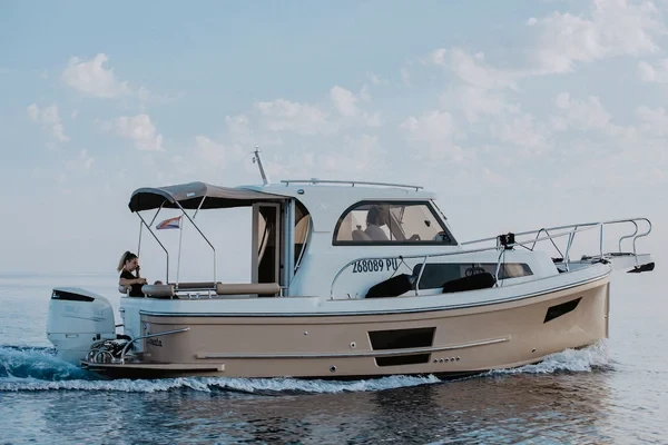 Leidi 800 - Boatscribe.com