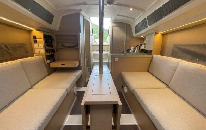 Oceanis 30.1 - Boatscribe.com