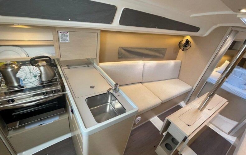 Oceanis 30.1 - Boatscribe.com