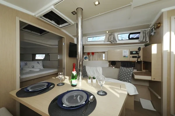 Oceanis 38.1 - Boatscribe.com