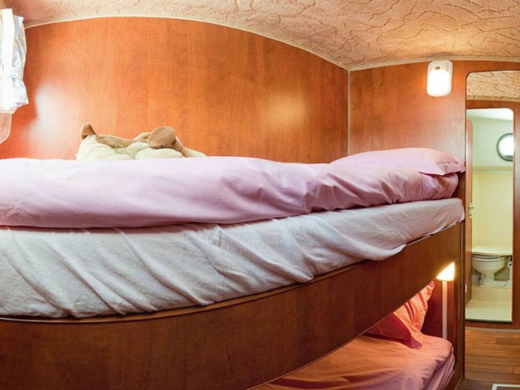 Sedan 1160 - Boatscribe.com