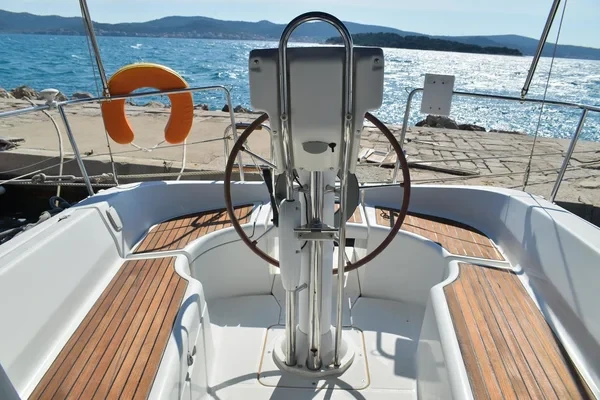 Oceanis 323 Clipper - Boatscribe.com