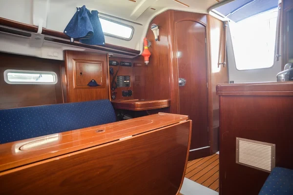 Oceanis 323 Clipper - Boatscribe.com