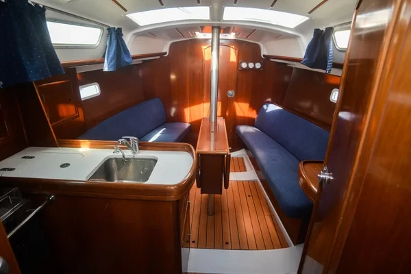 Oceanis 323 Clipper - Boatscribe.com