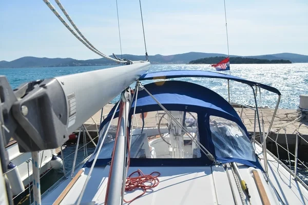Oceanis 323 Clipper - Boatscribe.com