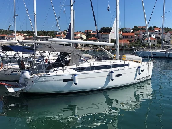 Bavaria 37 Cruiser - Boatscribe.com
