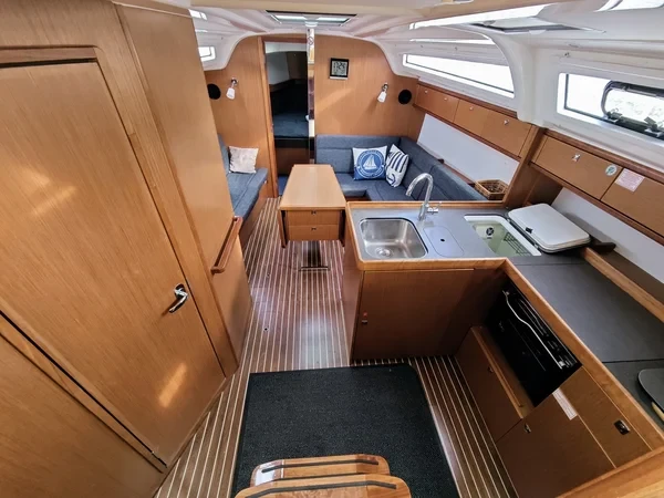 Bavaria 37 Cruiser - Boatscribe.com