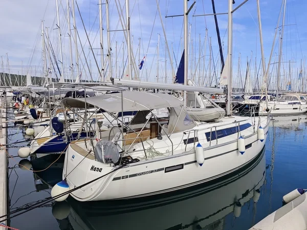 Bavaria 37 Cruiser - Boatscribe.com