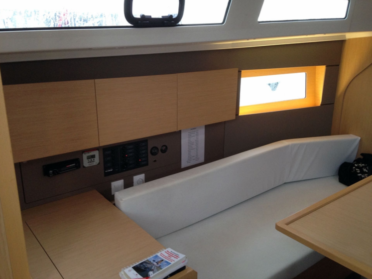 Oceanis 38 - 3 cab. - Boatscribe.com