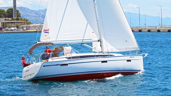 Bavaria 37 Cruiser - Boatscribe.com