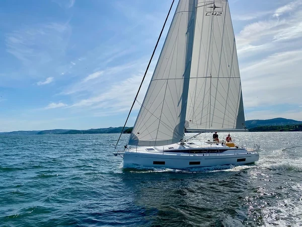 Bavaria 42 Cruiser - Boatscribe.com