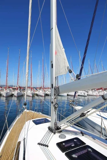 Bavaria 37 Cruiser - Boatscribe.com