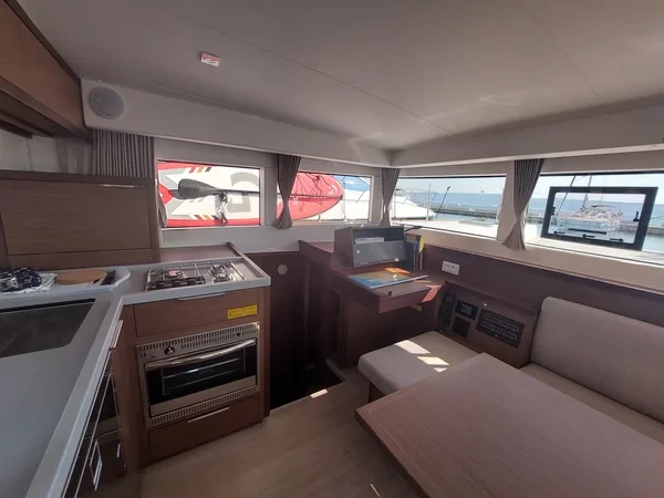 Lagoon 40 - Boatscribe.com